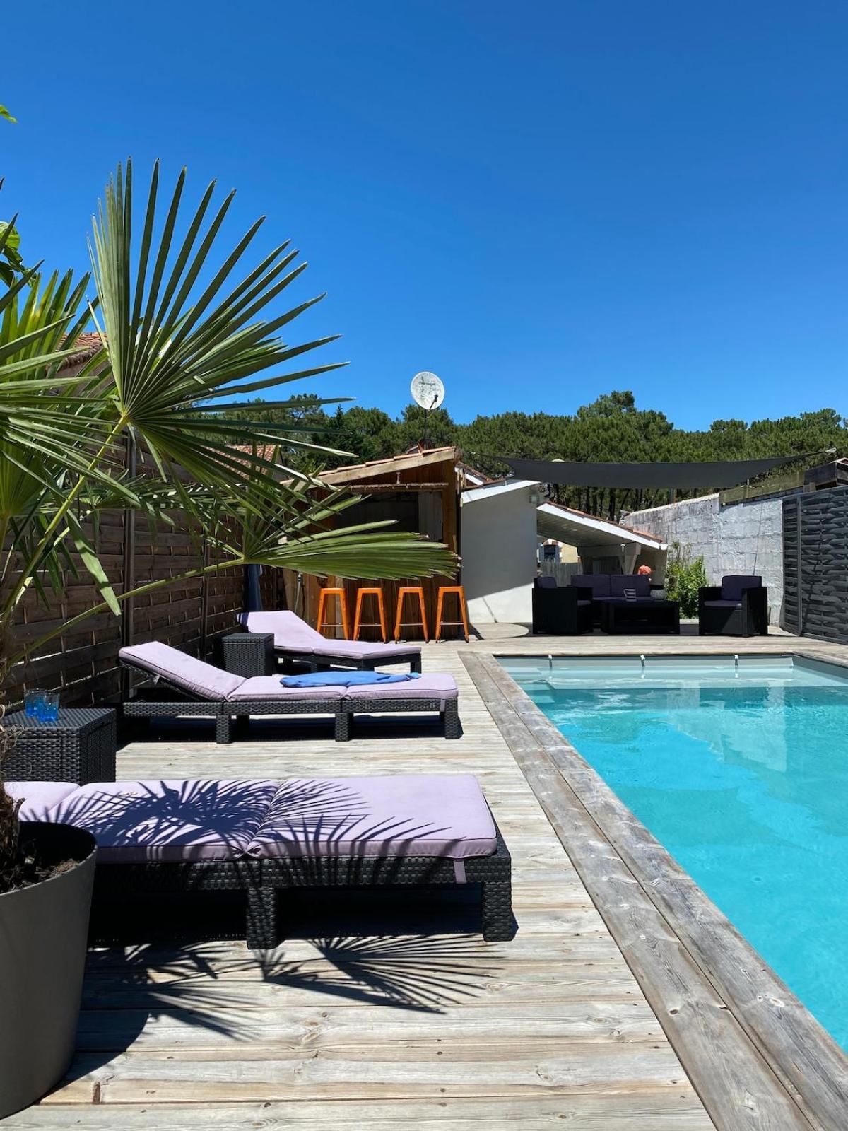 Maison Petite Bleue Piscine Privee Chauffee Holiday home Lacanau